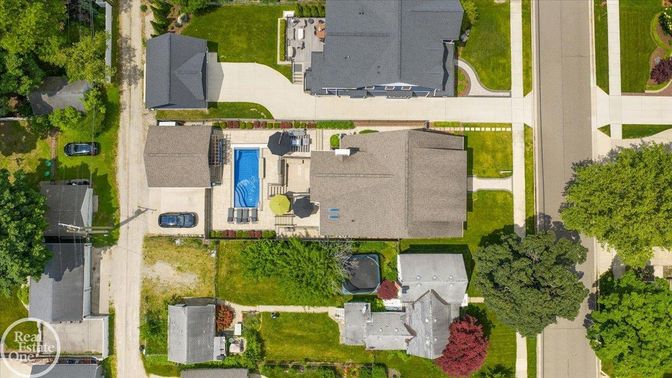 Exterior, Drone