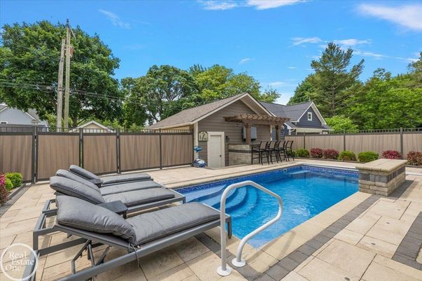 Exterior, Pool