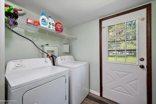 Interior, Utility Closets, Washer, Wood Texture Flooring