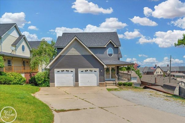 Attached, Exterior, Facade, Cape Cod