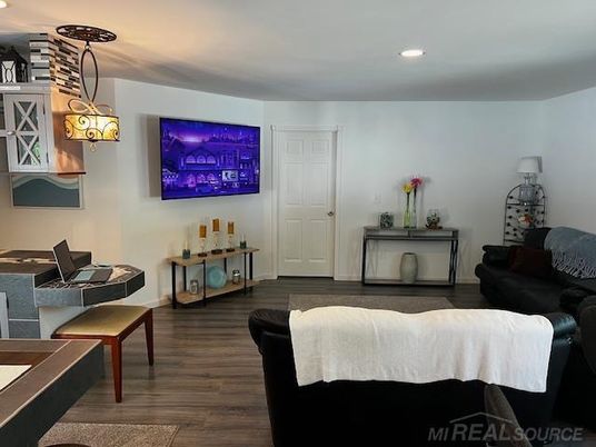 Interior, Pendant Lights, Piano, Recessed Lighting, Wood Texture Flooring