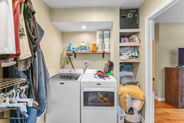 Interior, Recessed Lighting, Washer, Wood Texture Flooring