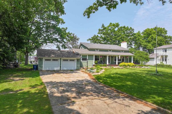 Attached, Exterior, Facade, Cape Cod