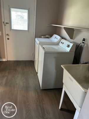 Interior, Washer, Wood Texture Flooring