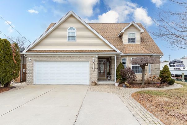 Attached, Exterior, Facade, Ranch