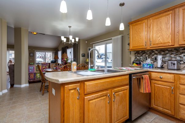 Chandelier, Dining room, Interior, Kitchen, Pendant Lights