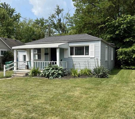 Exterior, Facade, Ranch