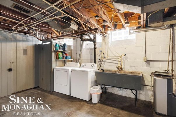 Interior, Washer, Wooden Beams