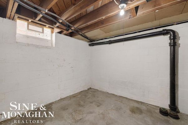 Garage, Interior, Wooden Beams