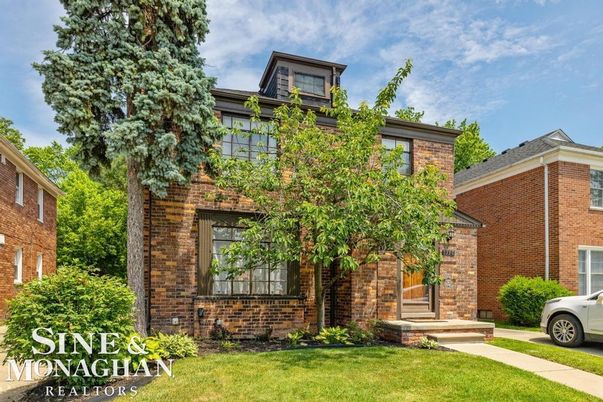 Exterior, Facade, Brick Facade, Rowhouse