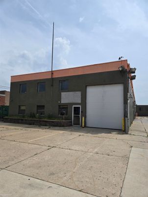 Attached, Exterior, Facade, Modern