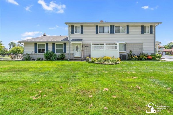Backyard, Exterior, Facade, Split Level
