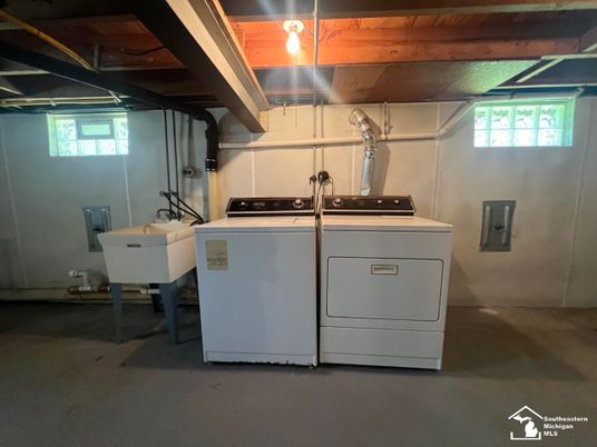Interior, Washer, Wooden Beams