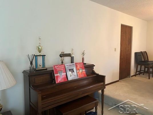 Interior, Piano
