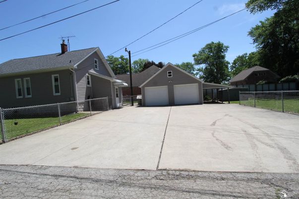 Detached Garage, Exterior