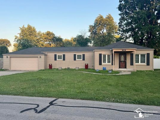 Attached, Exterior, Facade, Ranch