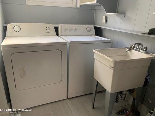 Interior, Utility Closets, Washer, Wood Texture Flooring