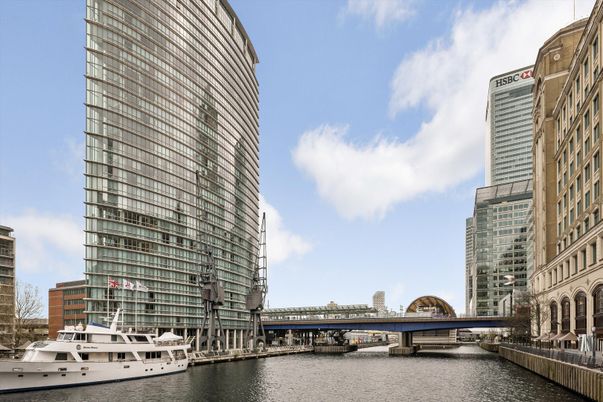 Exterior, Facade, Lake, Highrise