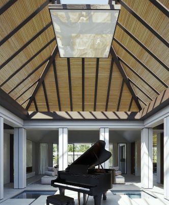 Interior, Piano