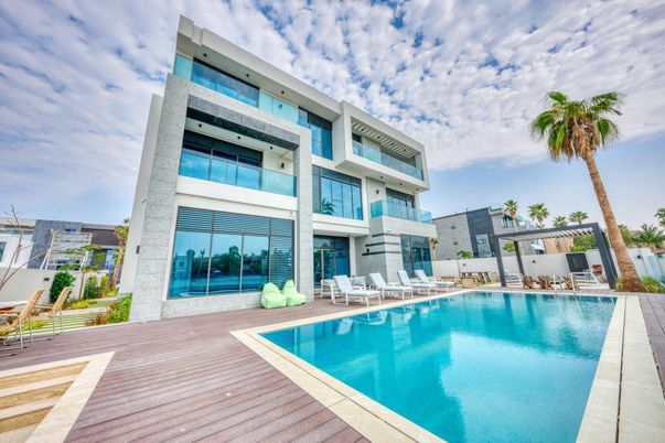 Exterior, Facade, Pool, Modern