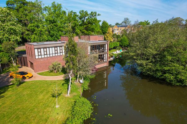 Exterior, Lake
