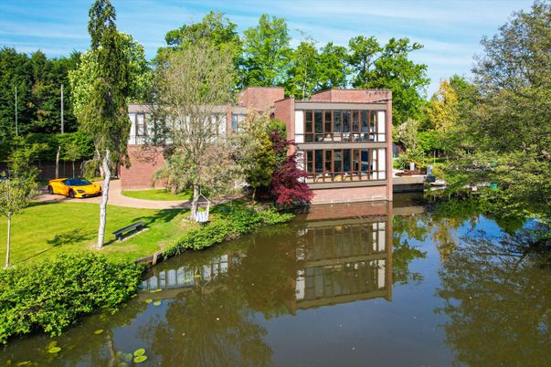 Exterior, Lake