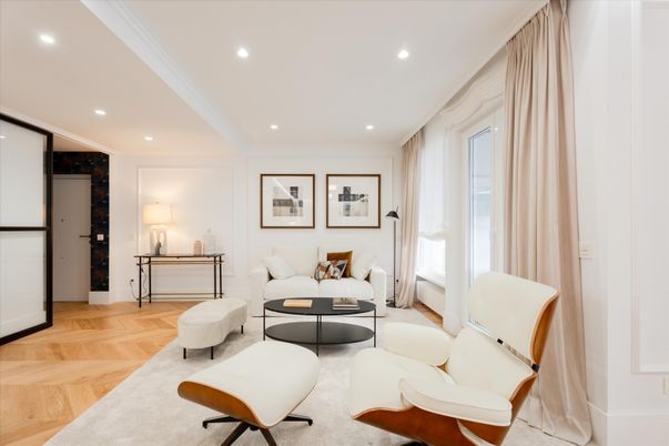 Interior, Living room, Recessed Lighting, Wood Texture Flooring