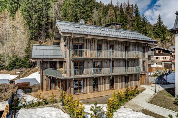 Exterior, Facade, Log Home