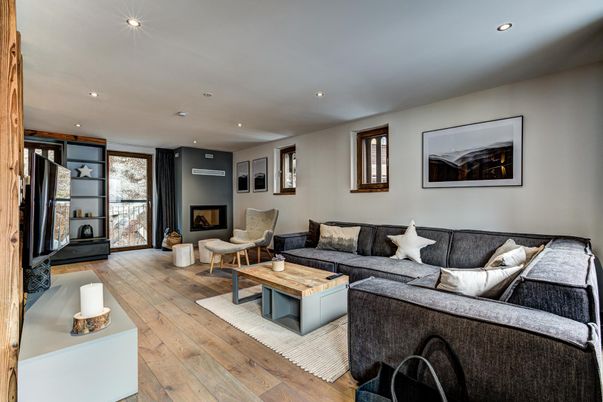Interior, Living room, Recessed Lighting, Wood Texture Flooring
