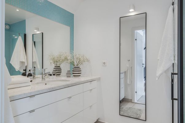 Bathroom, Dual Sink Vanities, Interior, Recessed Lighting