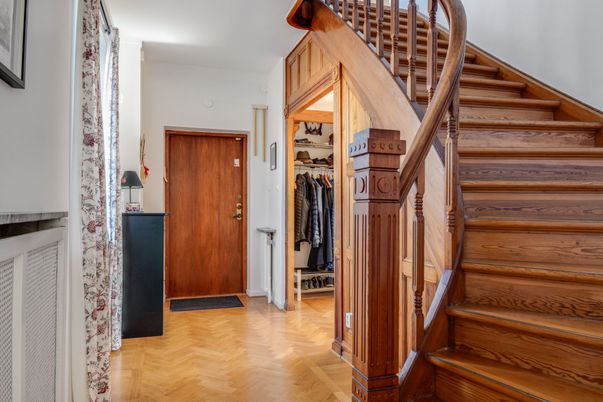 Interior, Walk-in Closets, Wood Texture Flooring