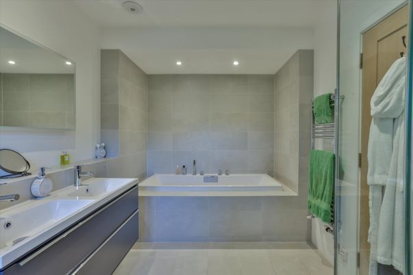 Bathroom, Dual Sink Vanities, Interior, Recessed Lighting