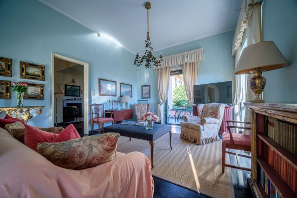 Chandelier, Interior, Living room