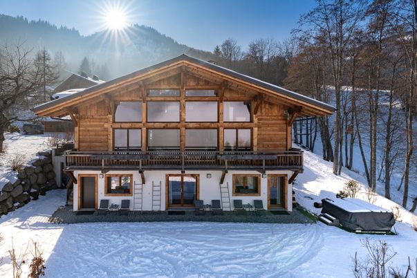 Exterior, Facade, Log Home