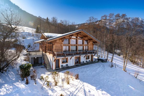 Exterior, Facade, Log Home