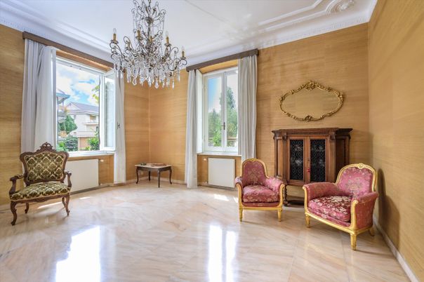 Chandelier, Interior