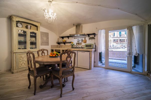 Chandelier, Dining room, Interior, Kitchen, Wood Texture Flooring