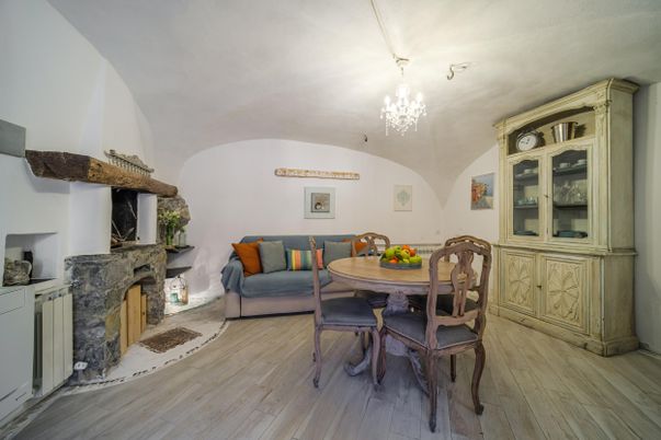 Chandelier, Dining room, Fireplace, Interior, Wood Texture Flooring
