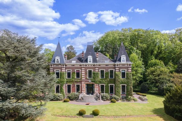 Exterior, Facade, Brick Facade, Queen Anne Victorian