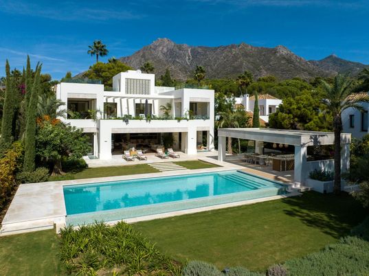 Backyard, Exterior, Facade, Pool, Modern