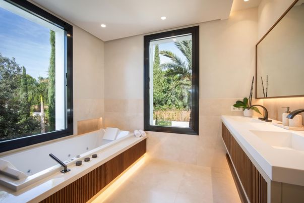 Bathroom, Dual Sink Vanities, Interior, Recessed Lighting