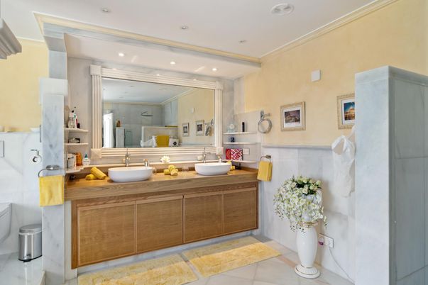Bathroom, Dual Sink Vanities, Interior, Recessed Lighting