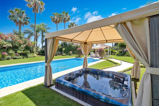 Exterior, Hot Tub, Pool