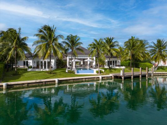Exterior, Lake