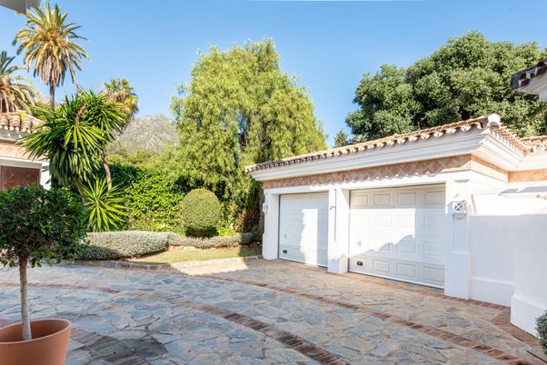 Detached Garage, Exterior