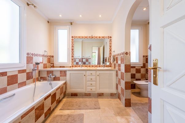 Bathroom, Dual Sink Vanities, Interior, Recessed Lighting
