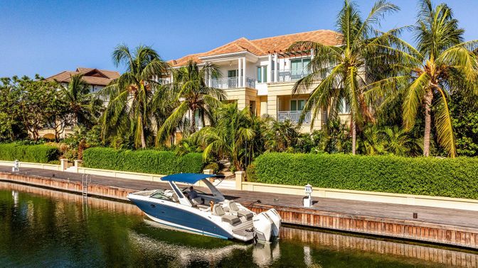 Exterior, Lake