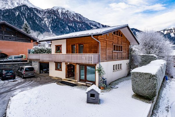 Exterior, Facade, Log Home
