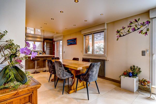 Dining room, Interior, Recessed Lighting