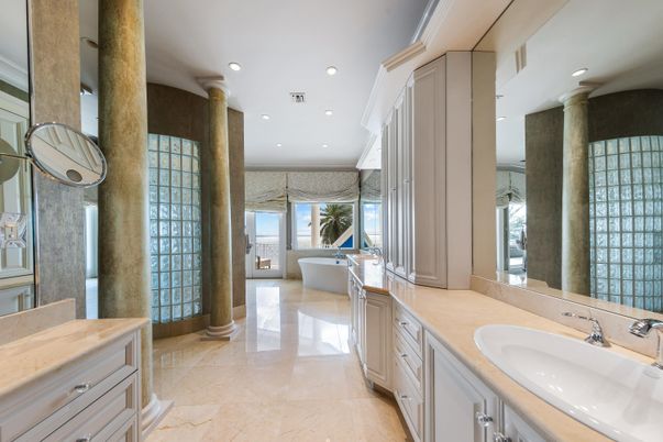 Bathroom, Dual Sink Vanities, Interior, Recessed Lighting